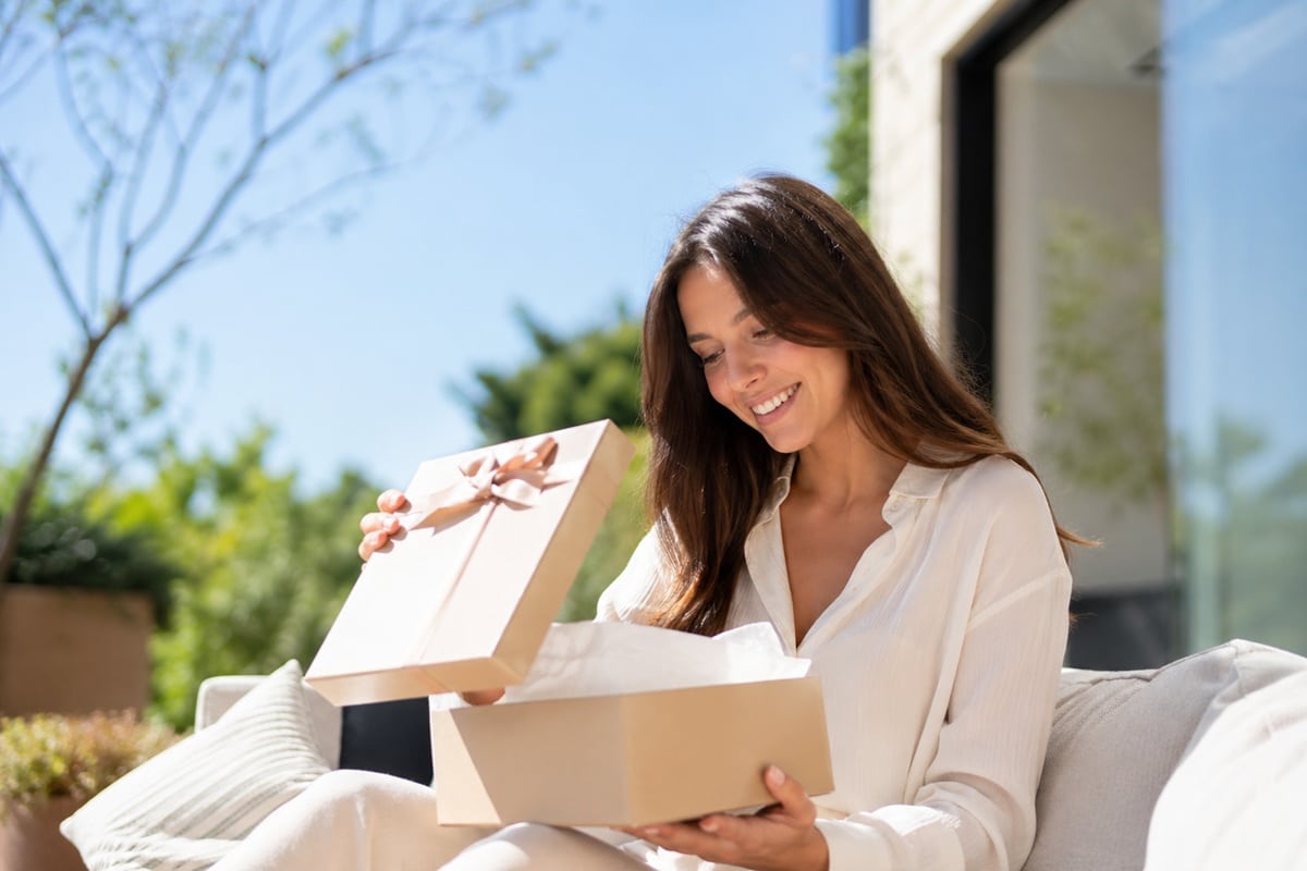 femme ouvre cadeau