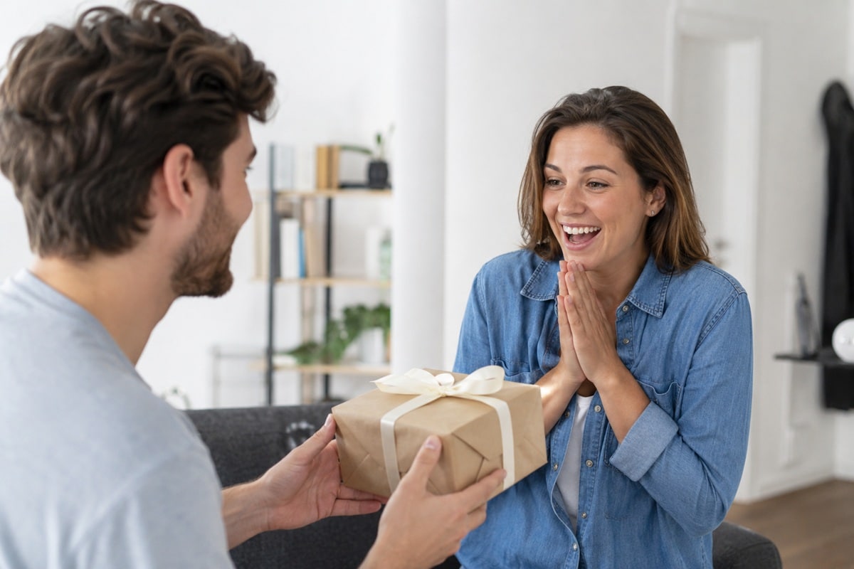 femme qui reçoit un cadeau inattendu