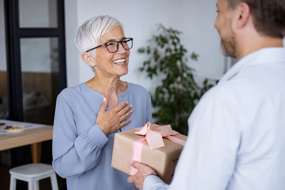 une femme reçoit un cadeau pour son départ à la retraite